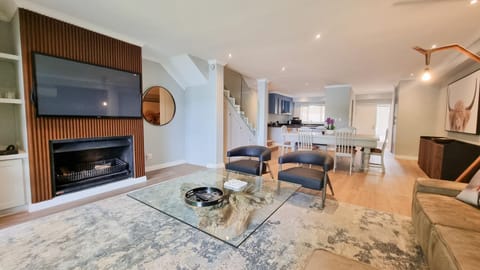 Restaurant/places to eat, Living room, Dining area