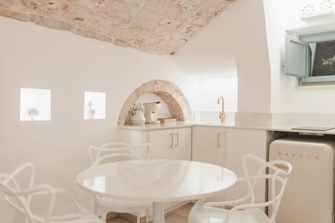 Day, Dining area