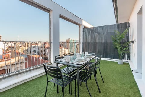 Patio, View (from property/room), Balcony/Terrace, Living room, Seating area, Dining area, City view