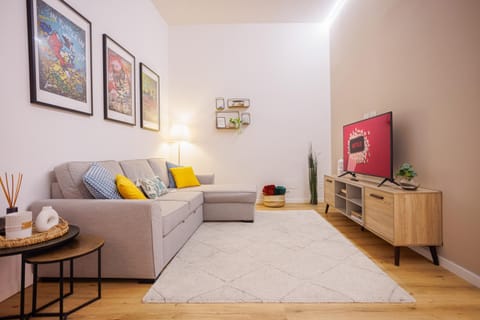 TV and multimedia, Living room, Evening entertainment