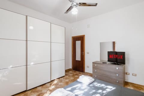 Bed, TV and multimedia, Photo of the whole room, Bedroom, fireplace, wardrobe