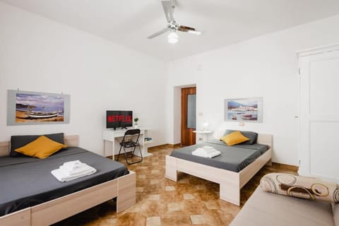 Bed, TV and multimedia, Photo of the whole room, Seating area, Bedroom, fireplace