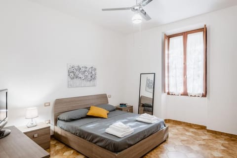 Bed, TV and multimedia, Photo of the whole room, Bedroom, fireplace, towels