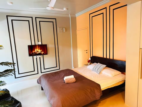 Bed, Photo of the whole room, towels