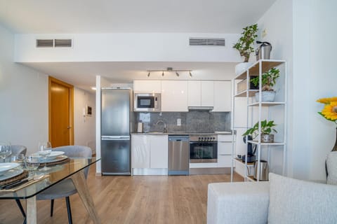 Kitchen or kitchenette, Dining area, dishwasher, minibar, pet friendly, stove, toaster