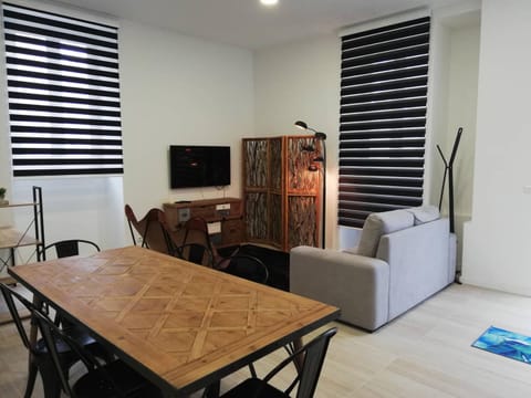 TV and multimedia, Living room, Seating area, Dining area