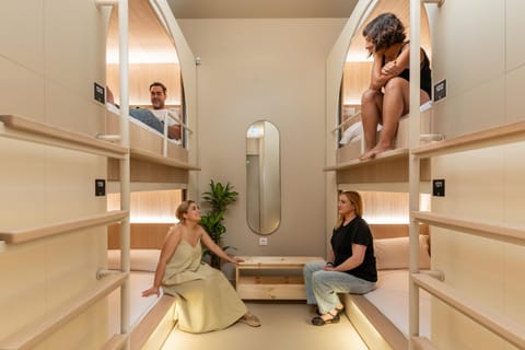 Bed, Photo of the whole room, group of guests, bunk bed