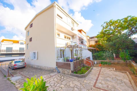 Property building, Neighbourhood, Garden, Garden view, Street view, Parking