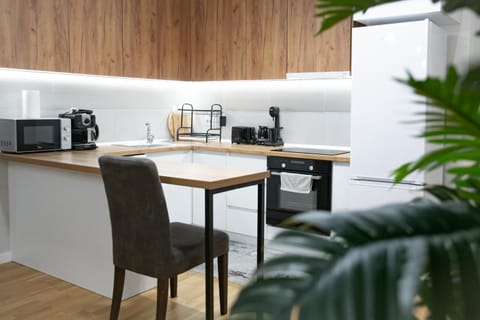 Coffee/tea facilities, Kitchen or kitchenette, stove