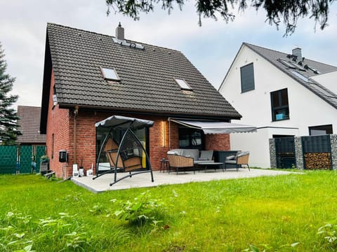 Property building, Patio, Day, Garden, Garden view, sunbed