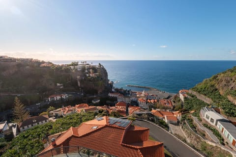 Property building, Neighbourhood, Natural landscape, Bird's eye view, City view, Sea view, Location