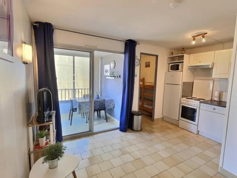 Dining area, oven, stove