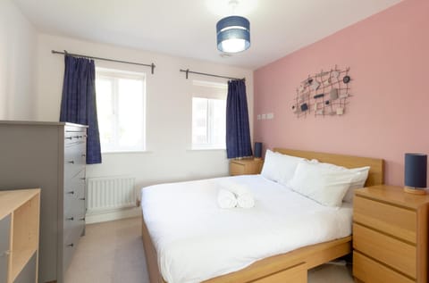 Bed, Photo of the whole room, Bedroom, internet, towels