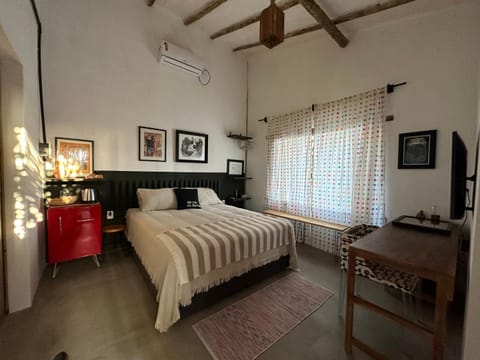Bed, TV and multimedia, Coffee/tea facilities, Photo of the whole room, Bedroom, Area and facilities, Drinks, oven, air conditioner