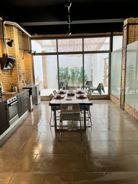 Kitchen or kitchenette, Dining area, minibar, oven, stove