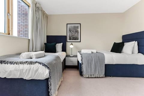 Large Group & Contractor Booking! Duplex w/Parking Apartment in Milton Keynes