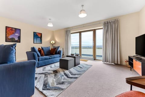 Large Group & Contractor Booking! Duplex w/Parking Apartment in Milton Keynes