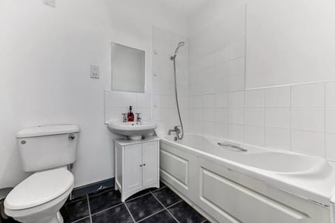 Large Group & Contractor Booking! Duplex w/Parking Apartment in Milton Keynes