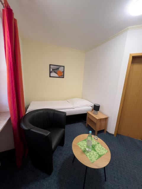 Bed, Photo of the whole room, Seating area, Bedroom