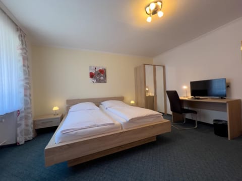 Bed, TV and multimedia, Photo of the whole room, Bedroom, hair dresser