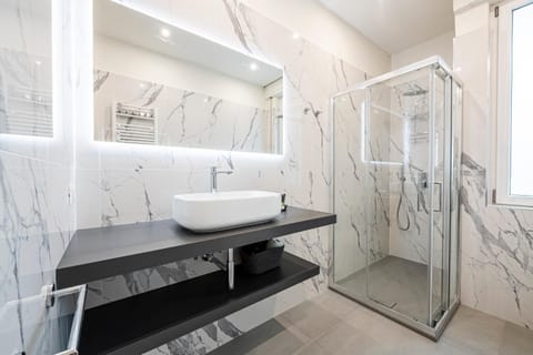 Shower, Toilet, Bathroom, bidet, towels