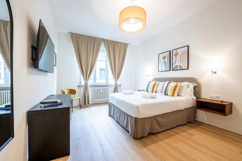 Bed, TV and multimedia, View (from property/room), Photo of the whole room, Seating area, Bedroom, Street view, Quiet street view, towels, wardrobe, air conditioner