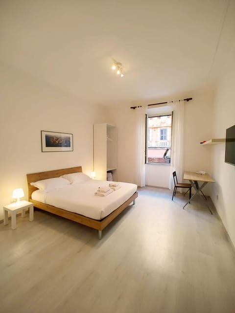 Bed, TV and multimedia, Photo of the whole room, Bedroom