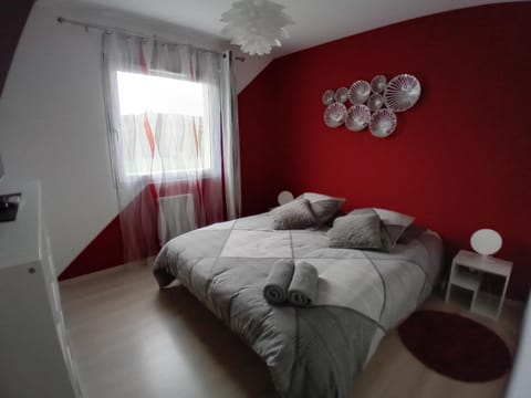 Photo of the whole room, Bedroom