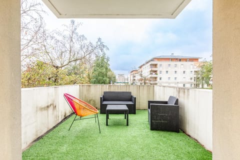 Patio, Spring, Day, Balcony/Terrace, Balcony/Terrace, sunbed