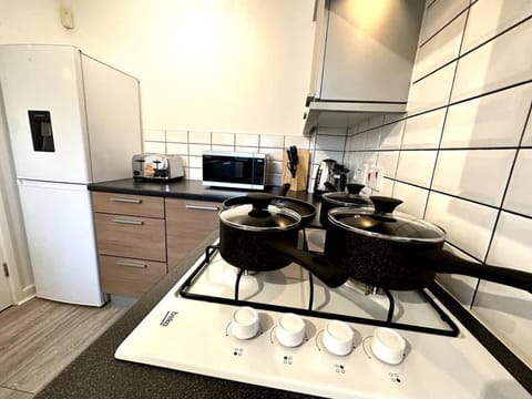 Newham House by Blue Skies Stays House in England