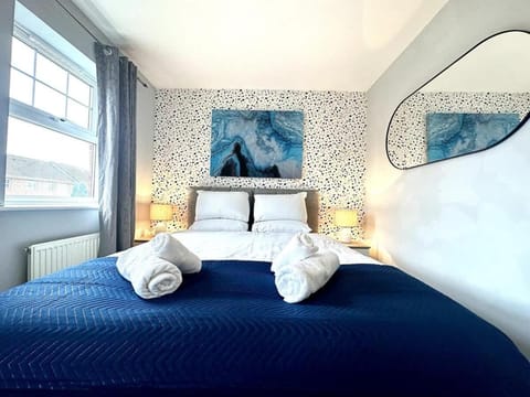 Newham House by Blue Skies Stays House in England