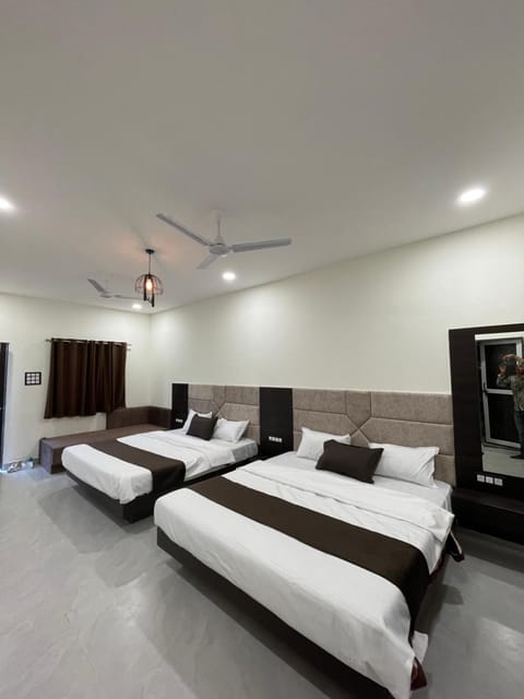 Bed, TV and multimedia, Photo of the whole room, Bedroom, fireplace, air conditioner