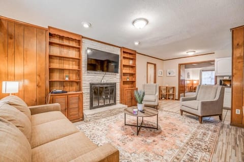 Minutes from the Airport - Wonderful Warrington House in Memphis