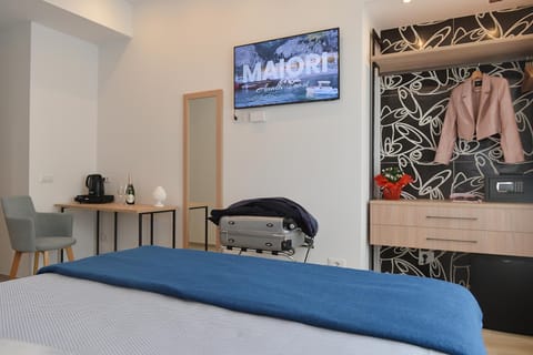 Bed, TV and multimedia, hair dresser