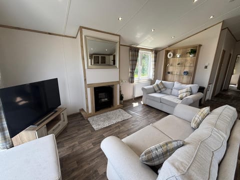 The Retreat 21 Lodge- Hot Tub, pet friendly, WiFi, bath - Golden Palm Resort - Meadow Lakes Caravan & Lodge Hire Apartment in Chapel Saint Leonards