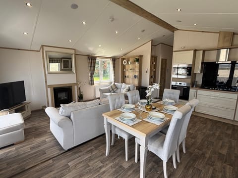 The Retreat 21 Lodge- Hot Tub, pet friendly, WiFi, bath - Golden Palm Resort - Meadow Lakes Caravan & Lodge Hire Apartment in Chapel Saint Leonards