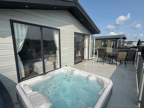 The Retreat 21 Lodge- Hot Tub, pet friendly, WiFi, bath - Golden Palm Resort - Meadow Lakes Caravan & Lodge Hire Apartment in Chapel Saint Leonards