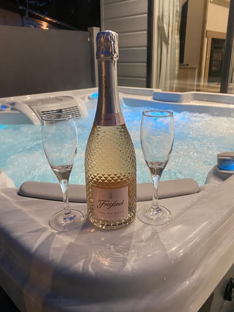 The Retreat 21 Lodge- Hot Tub, pet friendly, WiFi, bath - Golden Palm Resort - Meadow Lakes Caravan & Lodge Hire Apartment in Chapel Saint Leonards