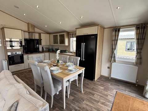 The Retreat 21 Lodge- Hot Tub, pet friendly, WiFi, bath - Golden Palm Resort - Meadow Lakes Caravan & Lodge Hire Apartment in Chapel Saint Leonards