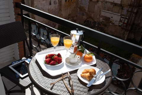 Balcony/Terrace, Food and drinks