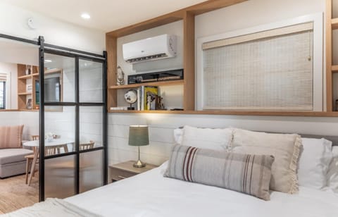 Bed, Living room, Photo of the whole room, Seating area, Bedroom, air conditioner