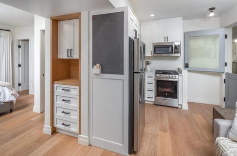 Kitchen or kitchenette, Photo of the whole room, minibar, pet friendly, stove