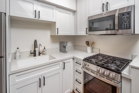 Coffee/tea facilities, Kitchen or kitchenette, minibar, pet friendly, stove