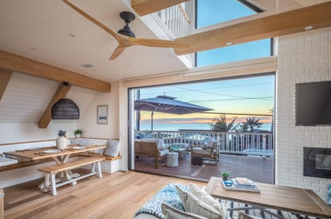 Patio, Communal lounge/ TV room, TV and multimedia, View (from property/room), Balcony/Terrace, Living room, Seating area, Dining area, Sea view