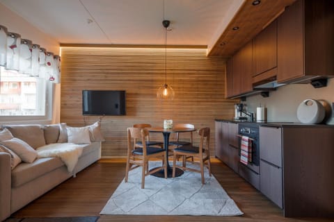 TV and multimedia, Kitchen or kitchenette, Living room, Seating area, Dining area, stove