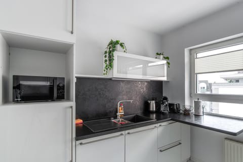 Coffee/tea facilities, Kitchen or kitchenette, dishwasher, stove, toaster, kitchen, kitchen