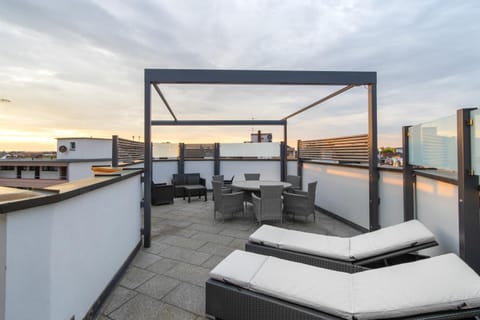 Day, Natural landscape, View (from property/room), Balcony/Terrace, Seating area, Dining area, Sunset, sunbed, sunbed