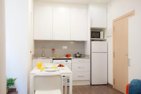 Kitchen or kitchenette, Dining area, stove