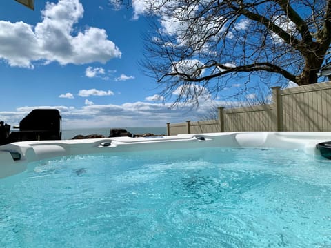 Casa Azul-lakefront House in Leamington