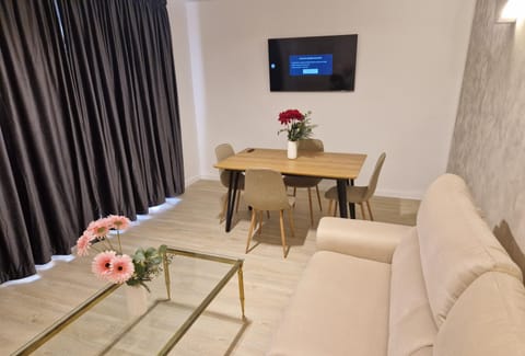 Communal lounge/ TV room, TV and multimedia, Living room, Seating area